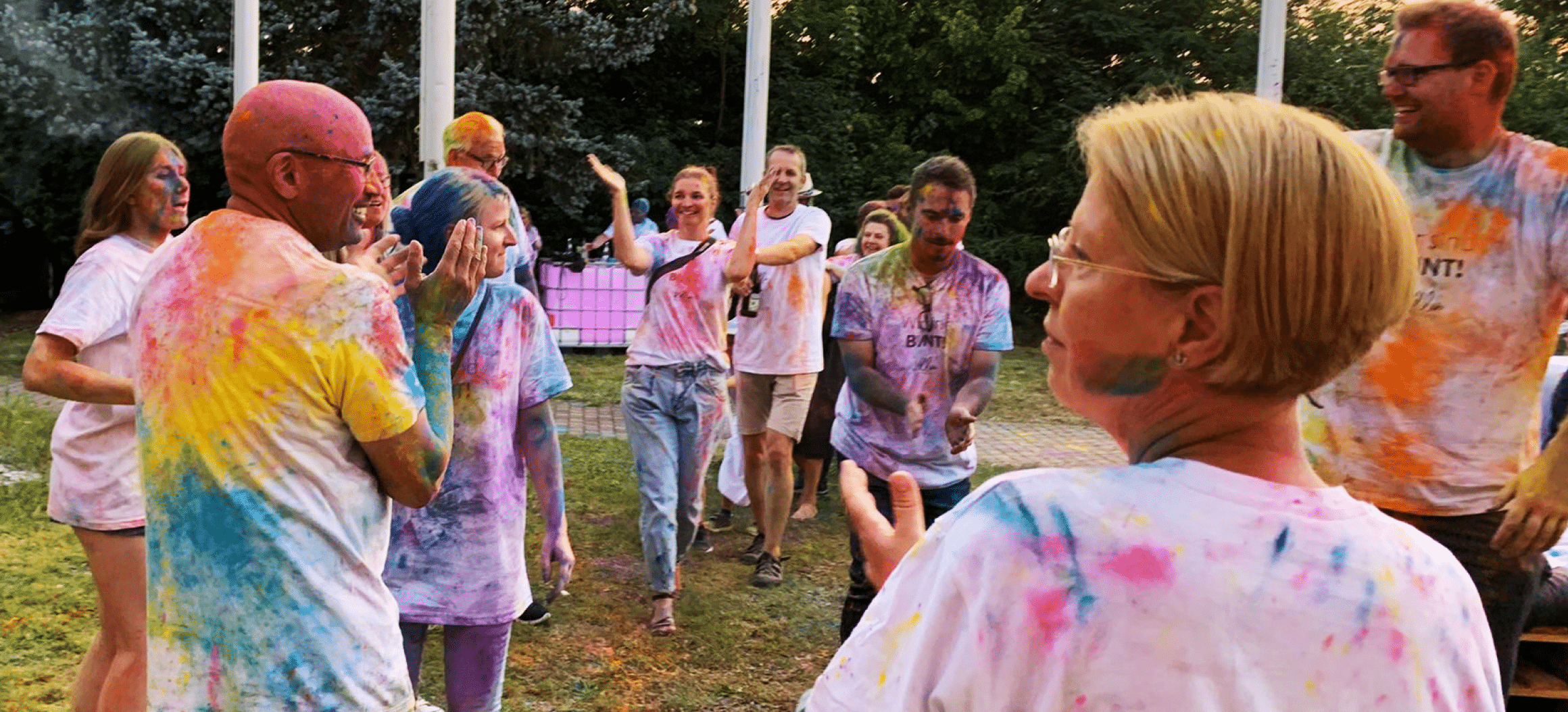 Bild einiger Mitarbeiter, die mit Farbe beworfen wurden