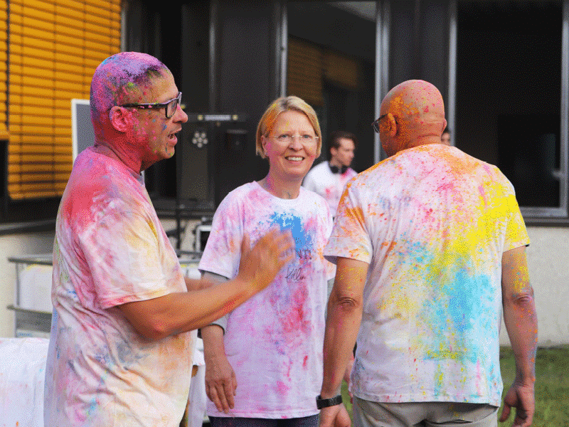 Mitarbeiter Kollin mit Farbe