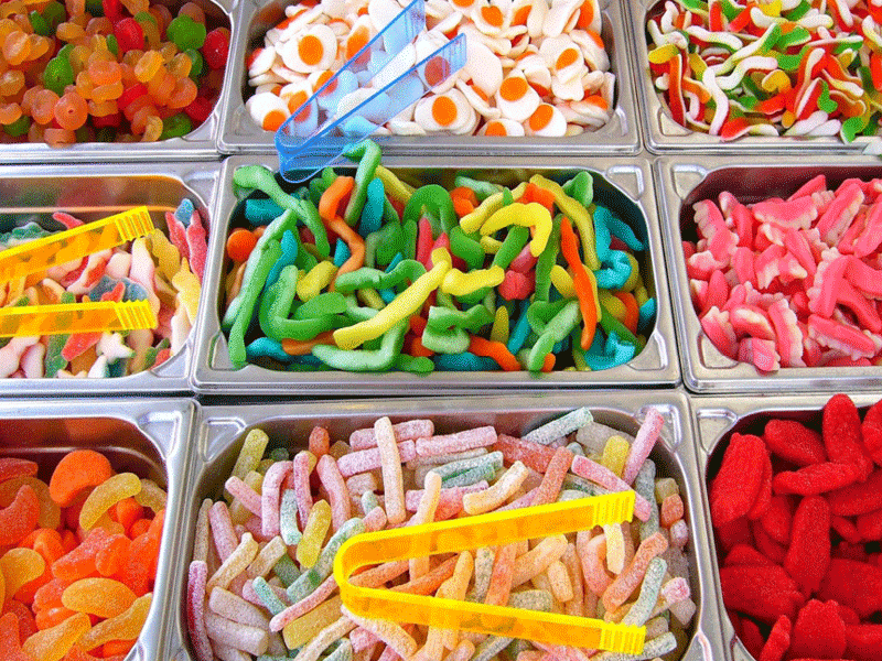 verschiedene Gummisüßigkeiten in Blechschalen