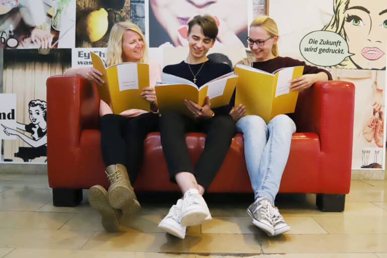 Mitarbeiter mit Danke Buch