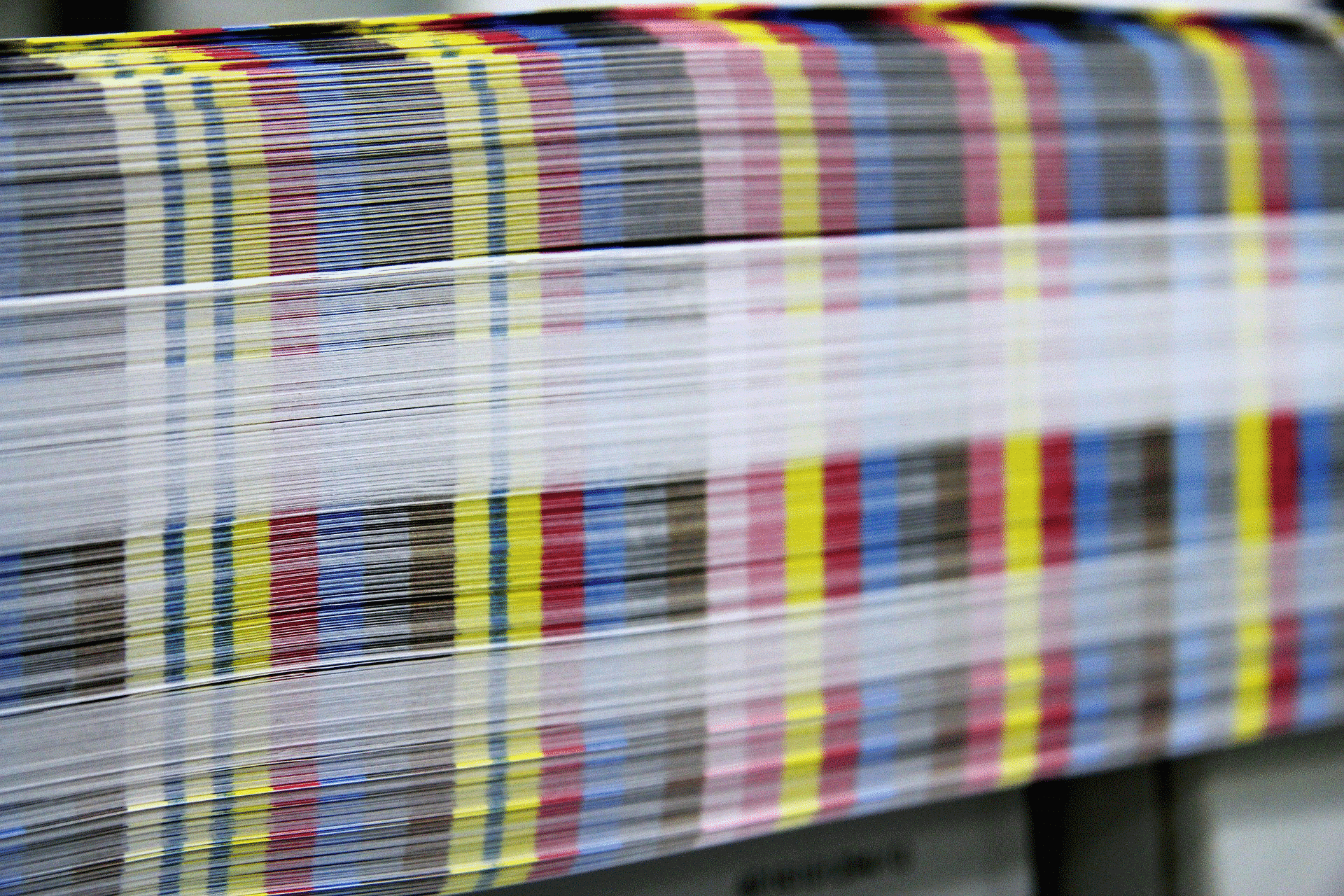 Papierstapel von der Seite