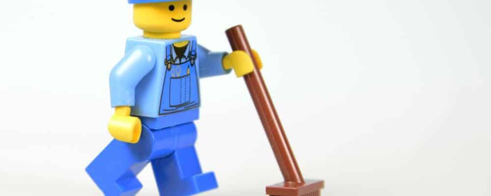 Legomännchen mit Besen, Suche nach einer Reinigungskraft auf Minijobbasis