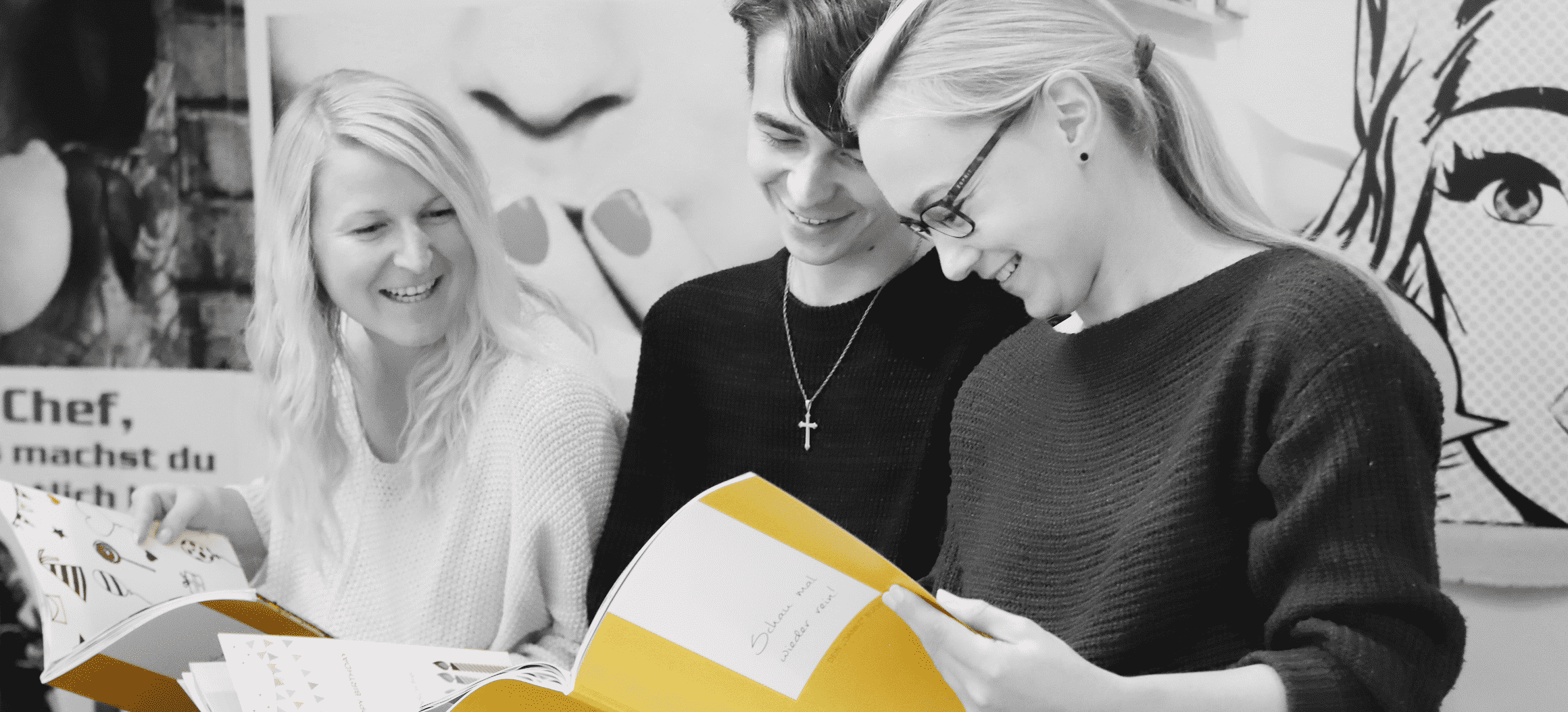 Durchblättern Danke Buch Schwarz Weiß mit gelbem Umschlag als Highlight